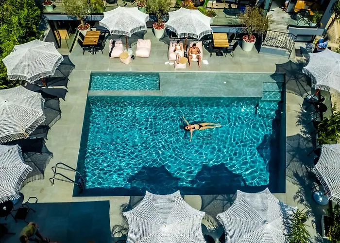 Otel Azura